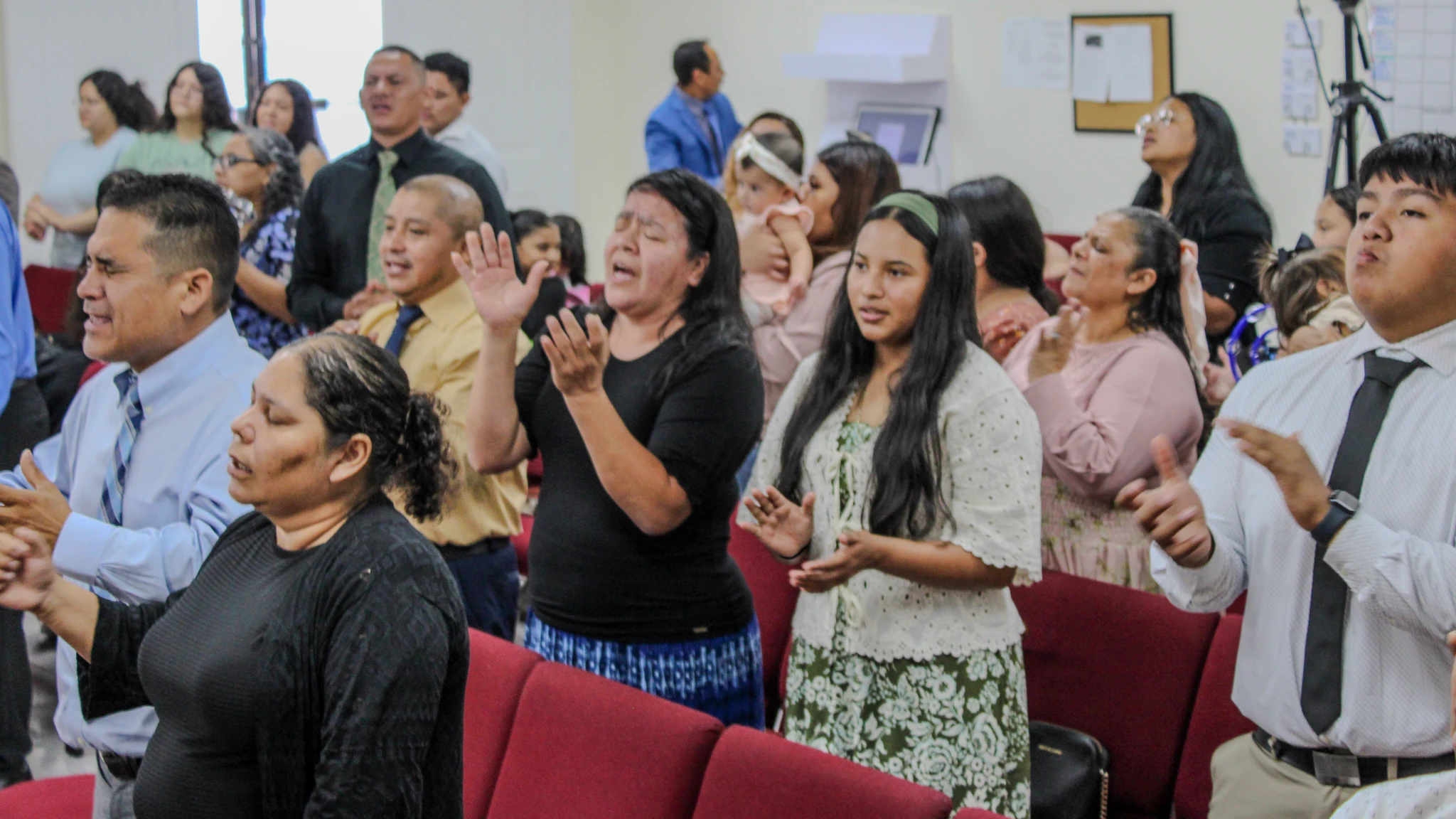 Congregación reunida en adoración durante un servicio