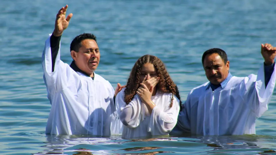 Bautismo en agua con miembros de la iglesia